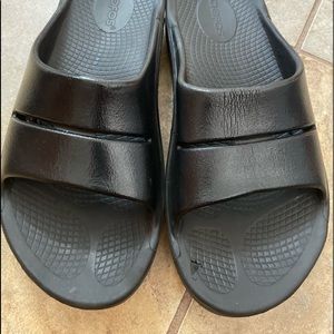 OOFOS black slides